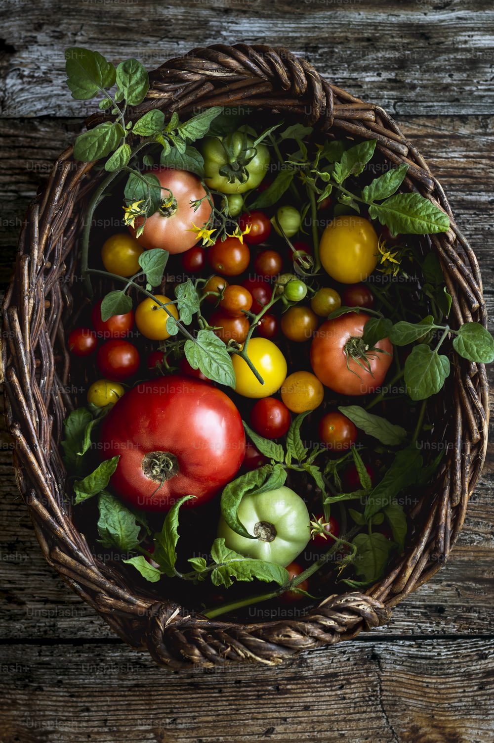 uma cesta cheia de muitos tipos diferentes de tomates