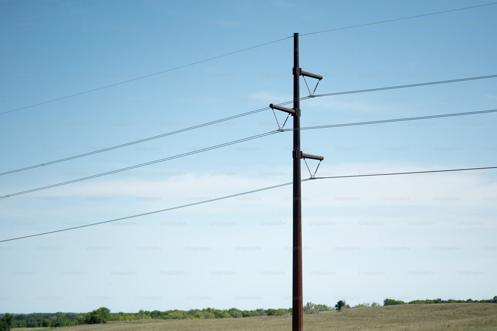um poste telefônico no meio de um campo