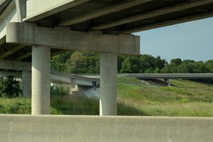 una vista di un'autostrada da sotto un ponte