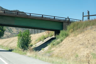 un'autostrada con un ponte su di essa su una collina
