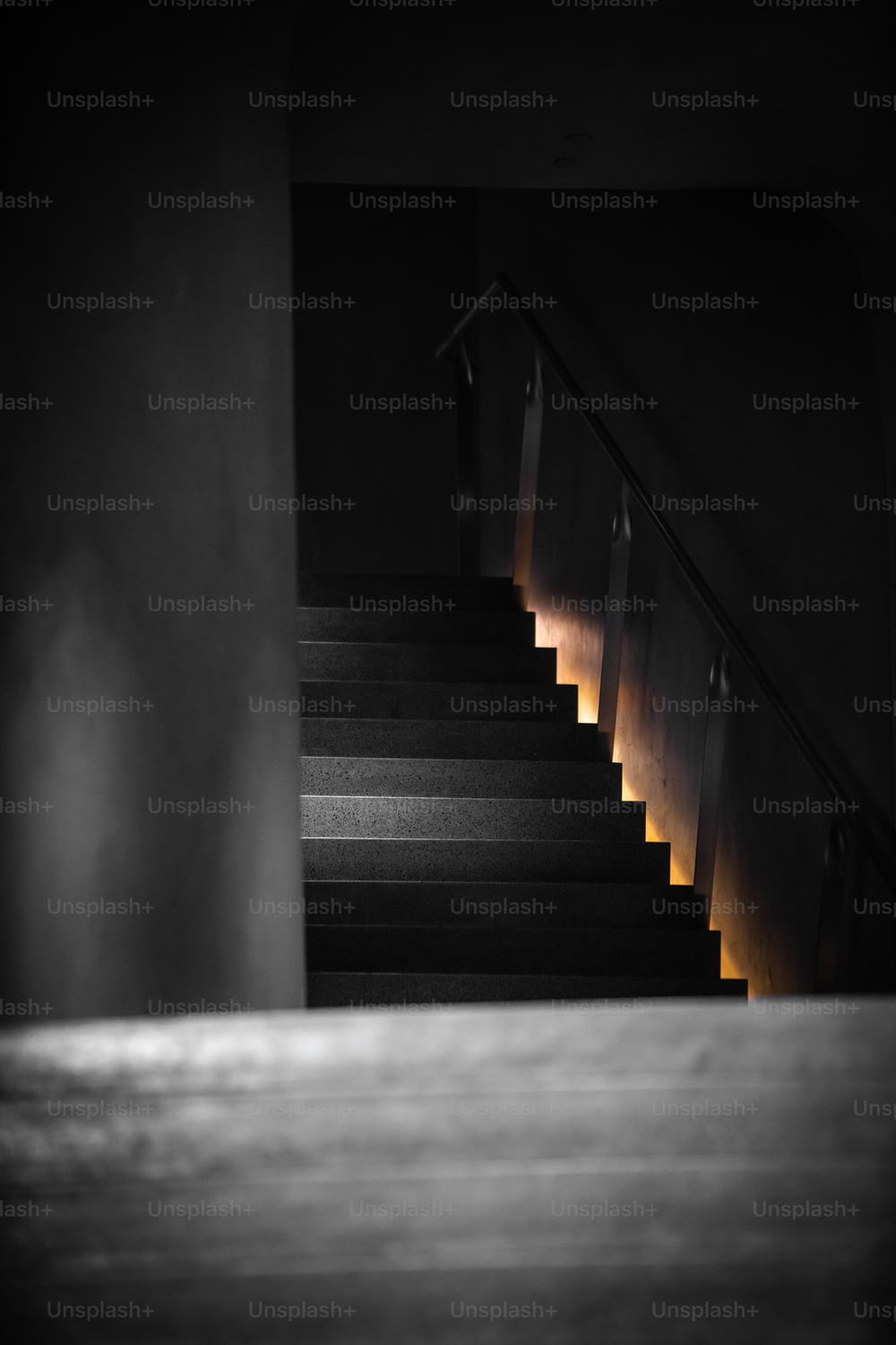 uma escada com uma luz que passa por ela