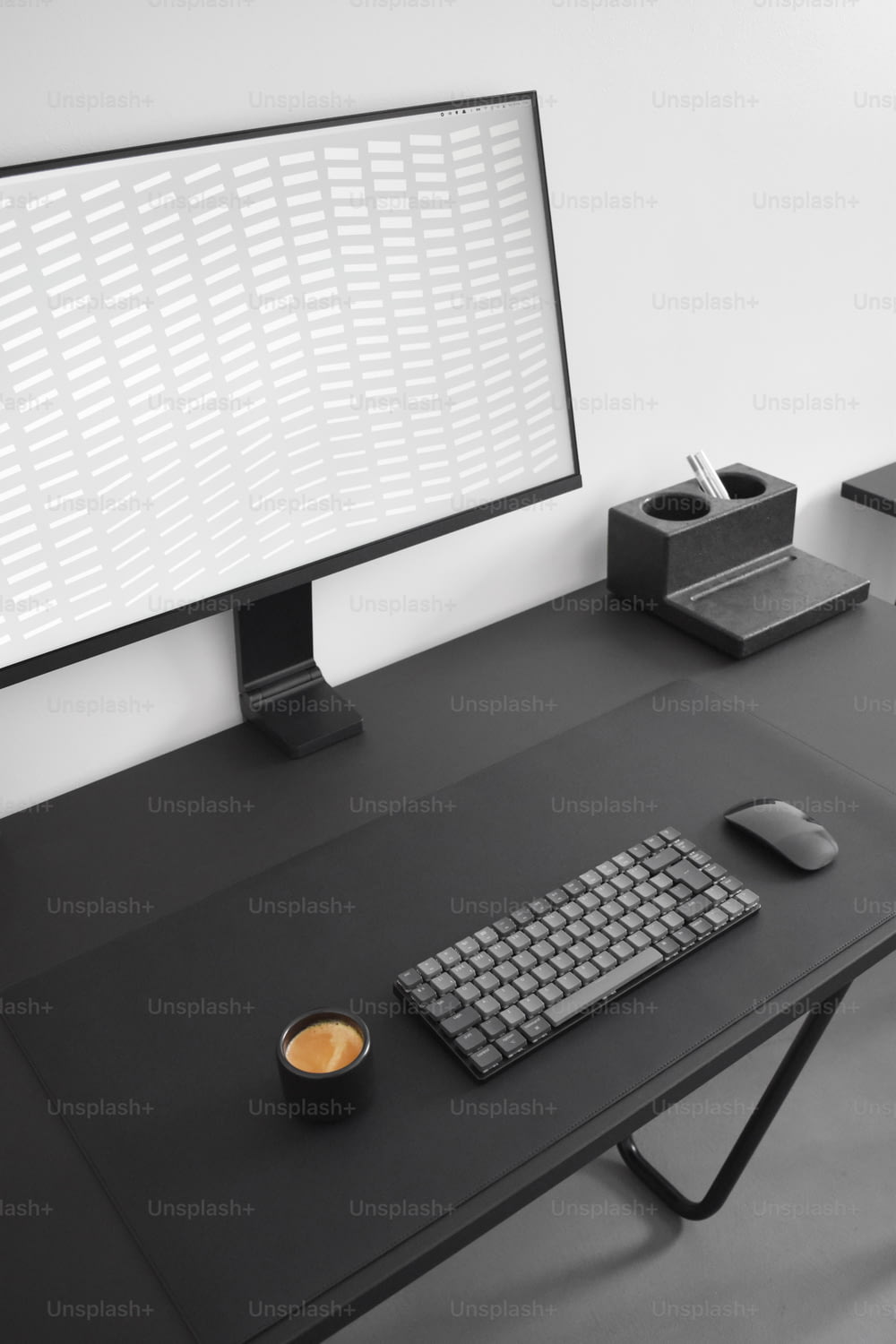 una scrivania del computer con tastiera e mouse
