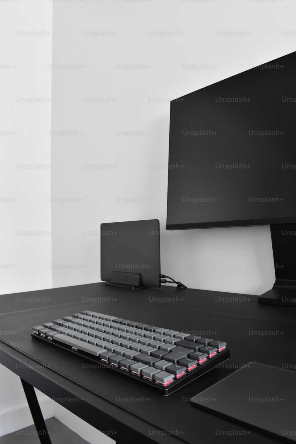 검은 책상 위에 앉아 있는 컴퓨터 키보드