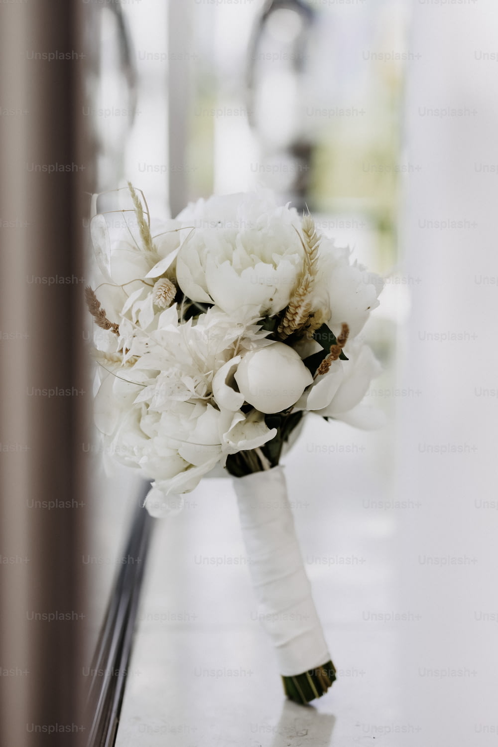 un bouquet de fleurs blanches sur une table