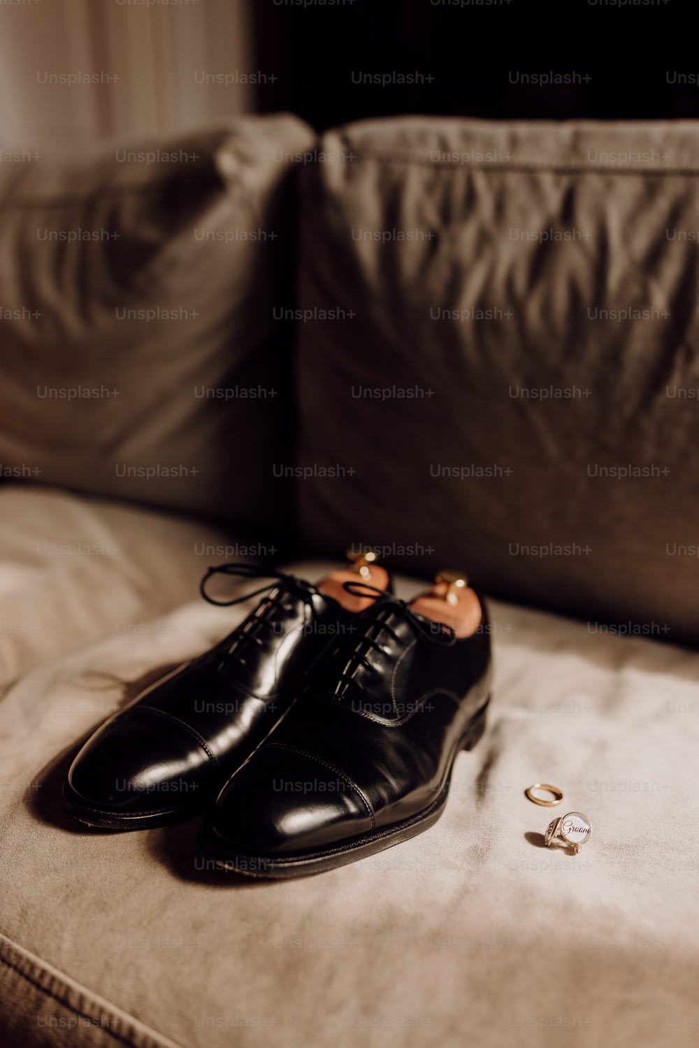une paire de chaussures noires assises sur un canapé