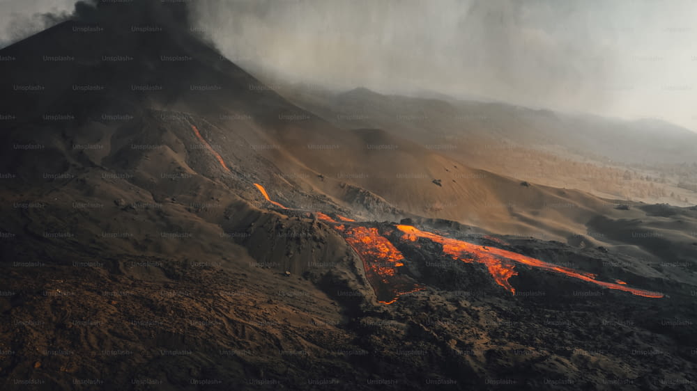 uma vista aérea de um vulcão com lava saindo dele