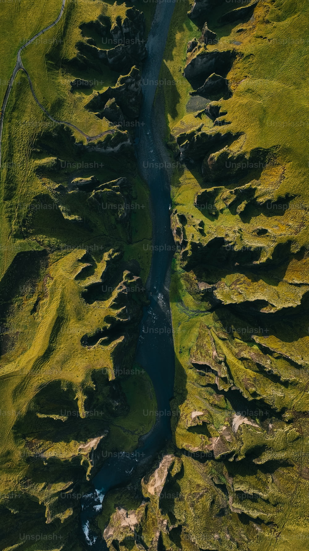 um rio que atravessa um vale verdejante