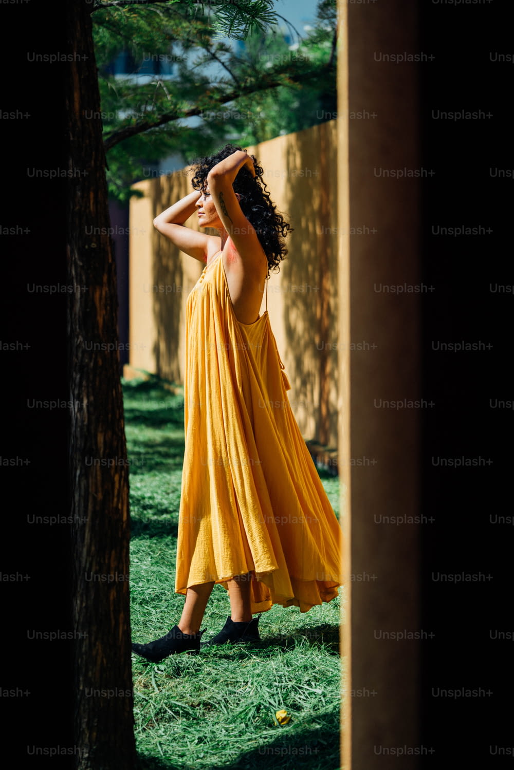 풀밭에 서 있는 노란 드레스를 입은 여자