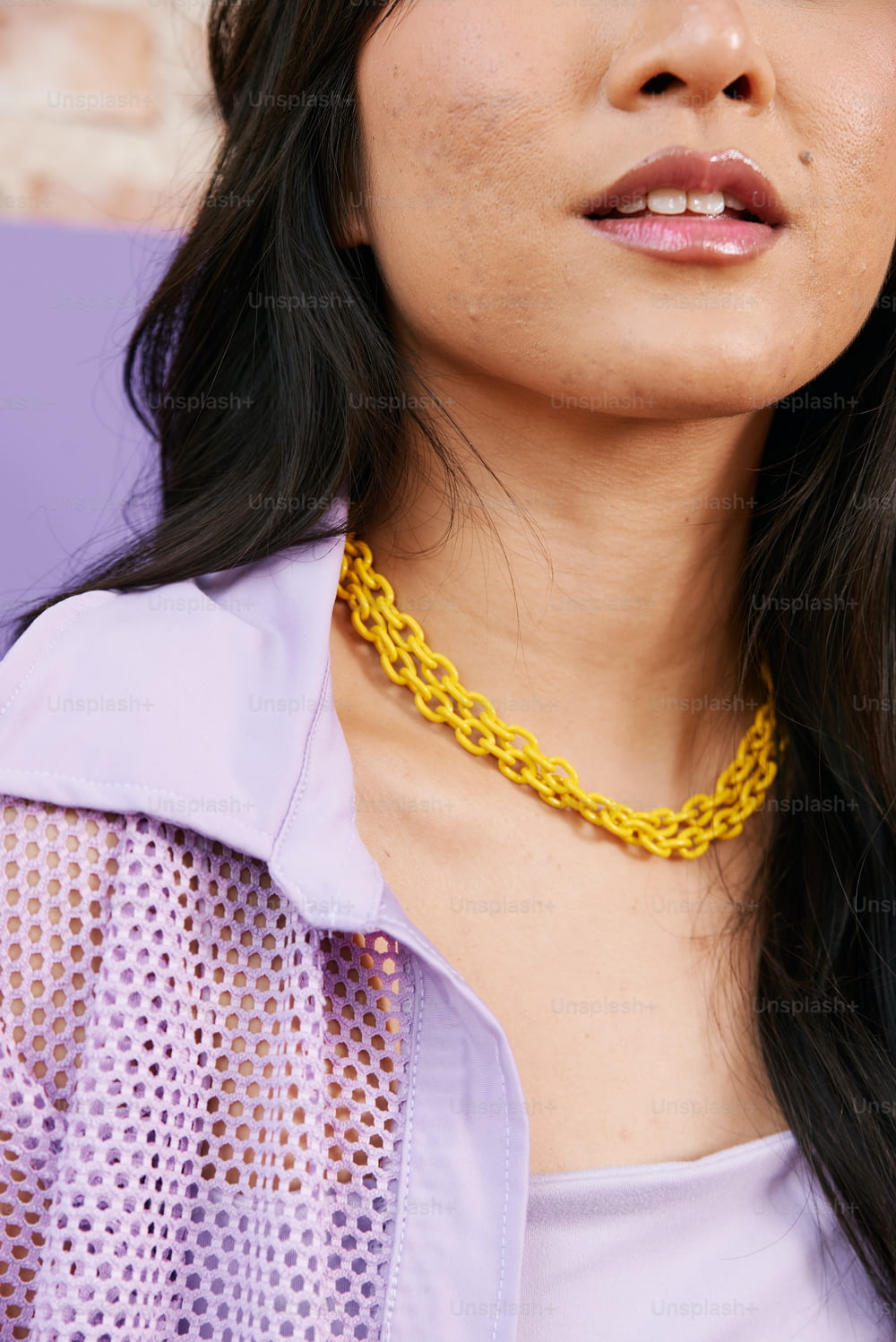 una donna che indossa una collana a catena gialla