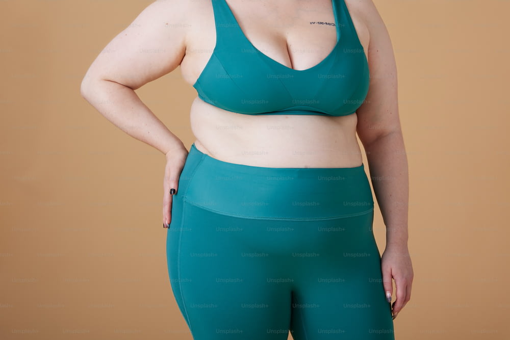 Une femme vêtue d’un haut de soutien-gorge de sport vert et d’un legging
