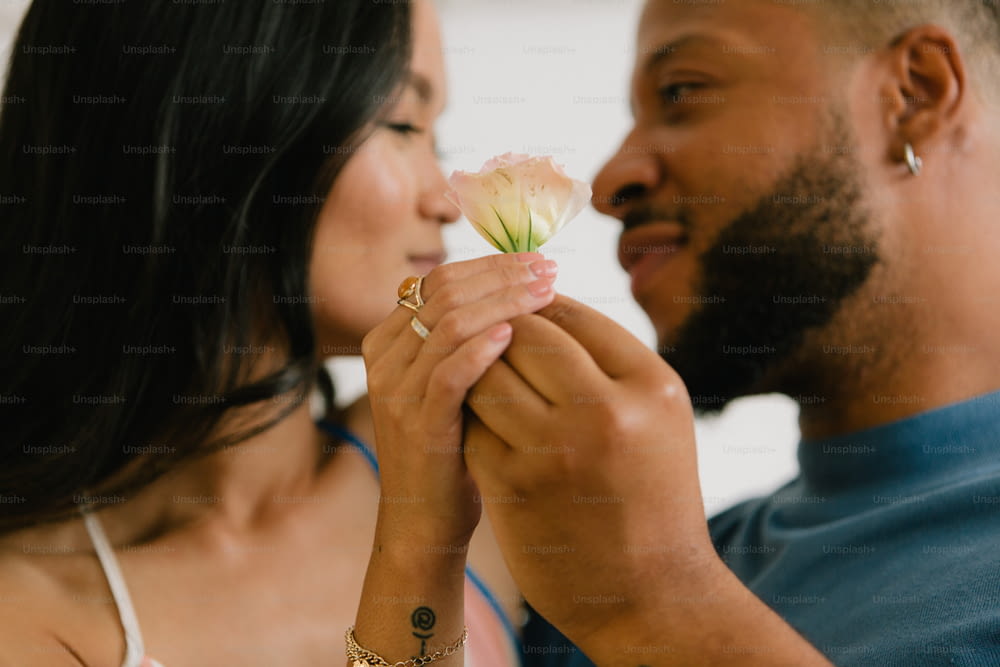 Un uomo e una donna che tengono insieme un fiore