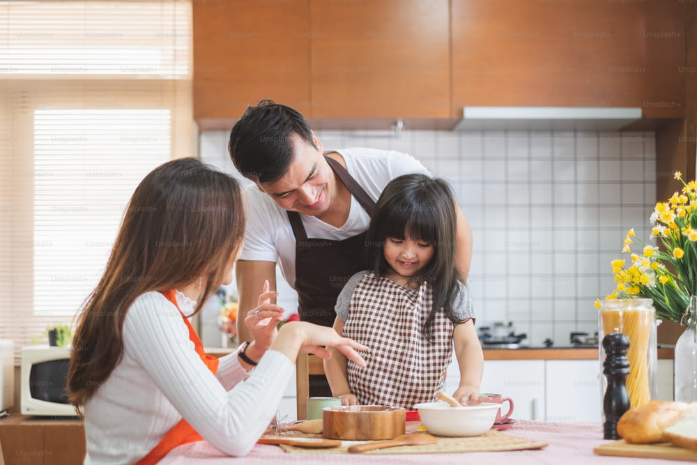 Glückliche asiatische Familienküche in der Küche, mit Happy und Lächeln, Lifestyle Happy Family Konzept
