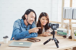 Due di giovani blogger o vlogger asiatici che utilizzano video online in diretta streaming e trasmissione