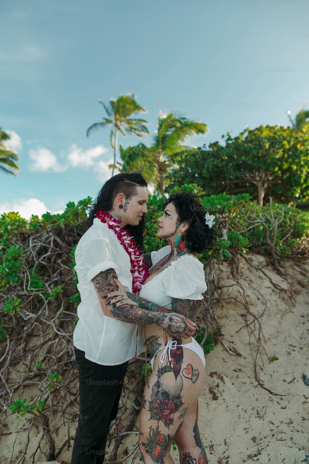 Ein Mann und eine Frau, die nebeneinander an einem Strand stehen