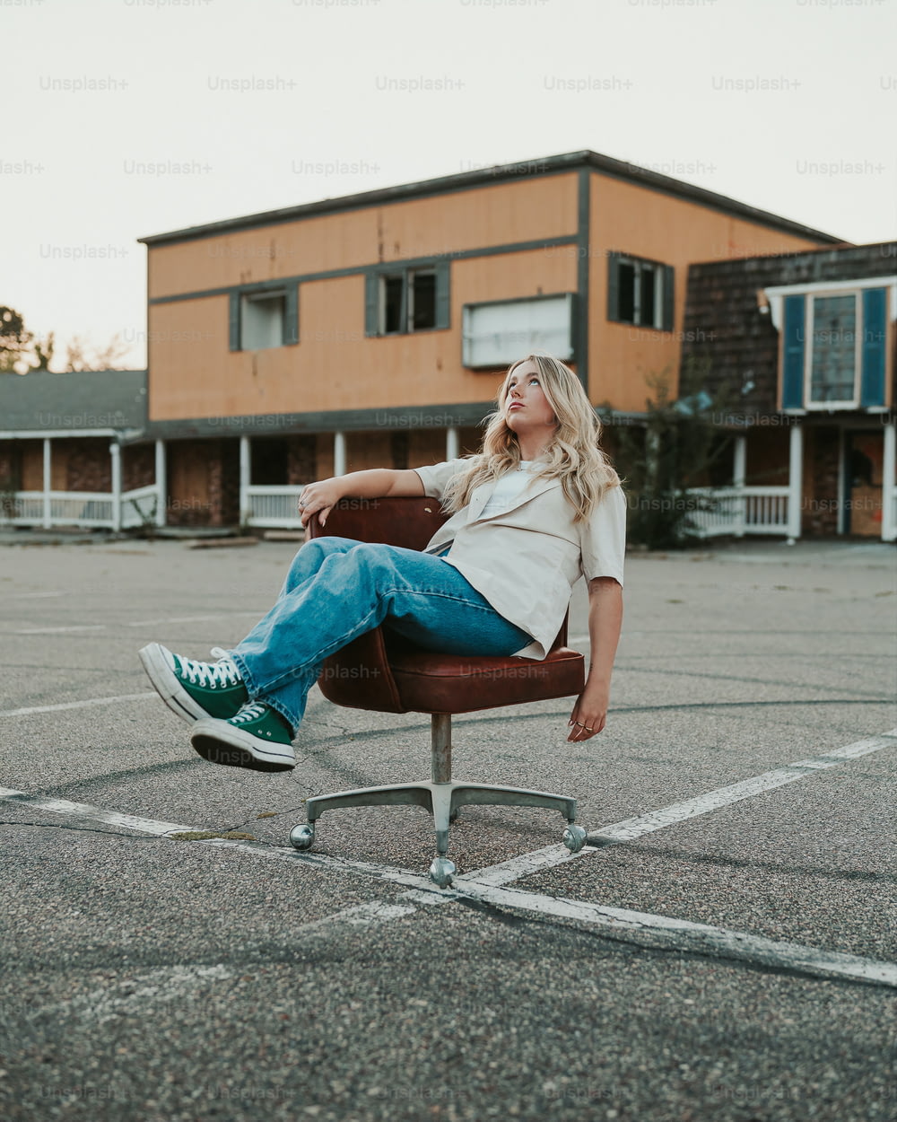 Eine Frau, die auf einem Stuhl auf einem Parkplatz sitzt