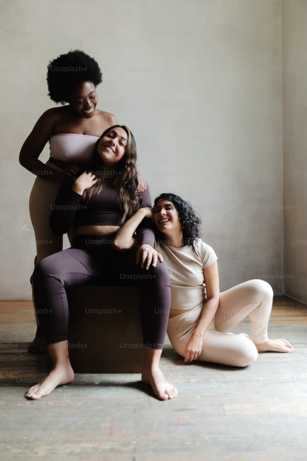 Eine Gruppe von drei Frauen, die auf einem Stuhl sitzen