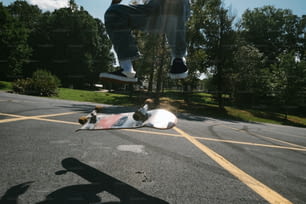 eine Person, die von einem Skateboard in die Luft springt