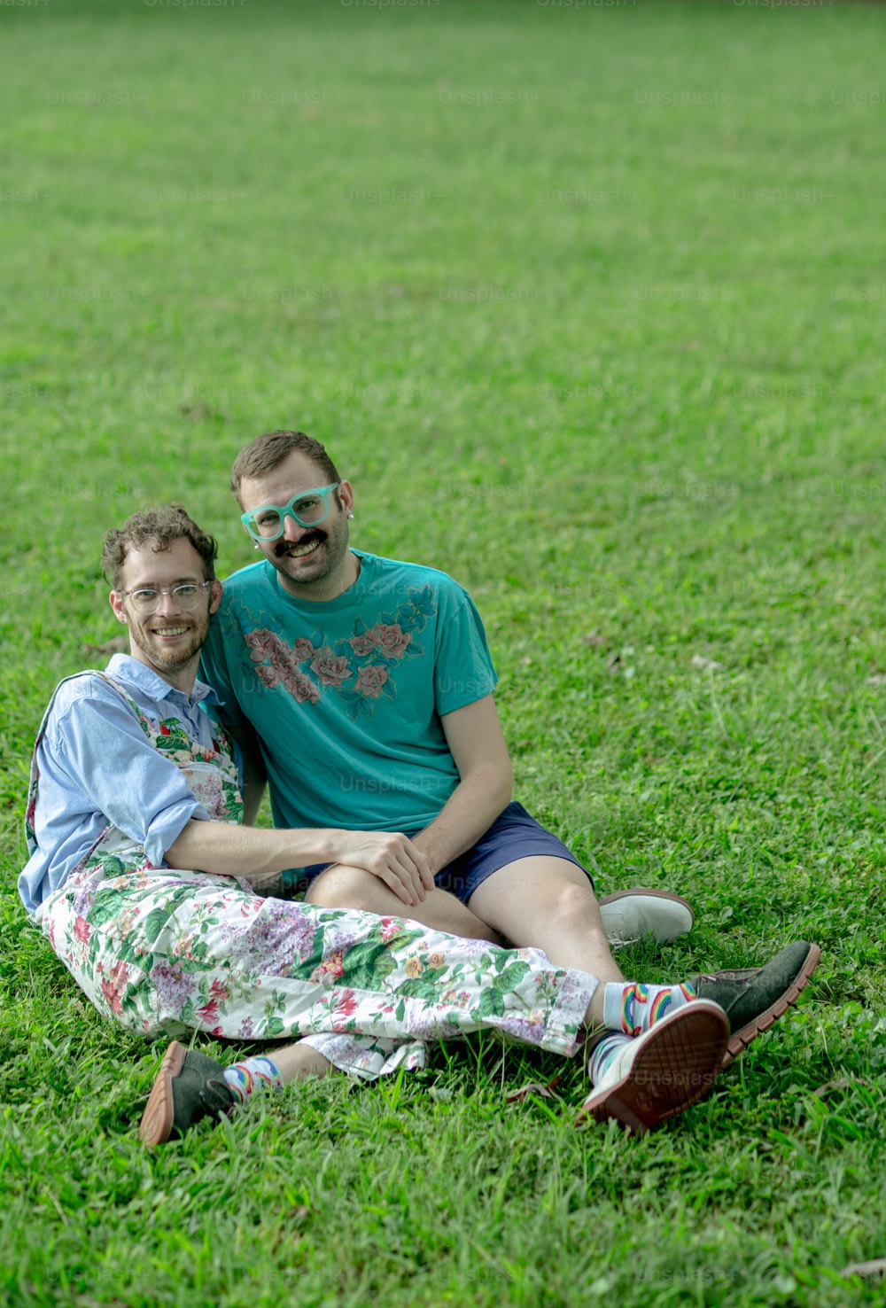 Un hombre y una mujer sentados en la hierba