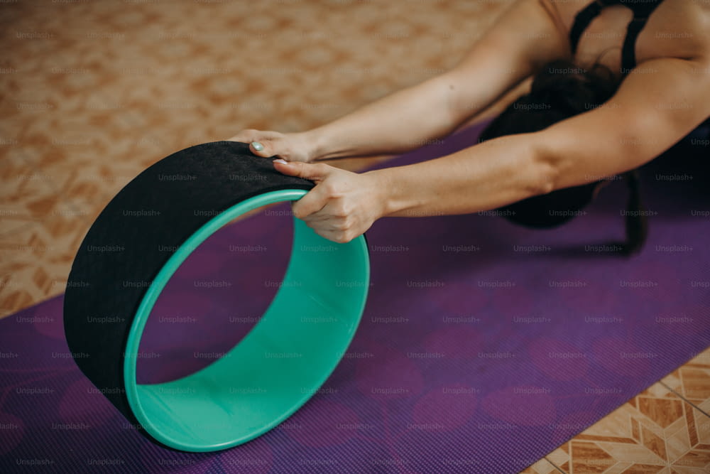 uma mulher está fazendo exercícios em um tapete de yoga