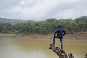 Mann beobachtet eine ausgetrocknete Lagune aufgrund der globalen Erwärmung in Mexiko