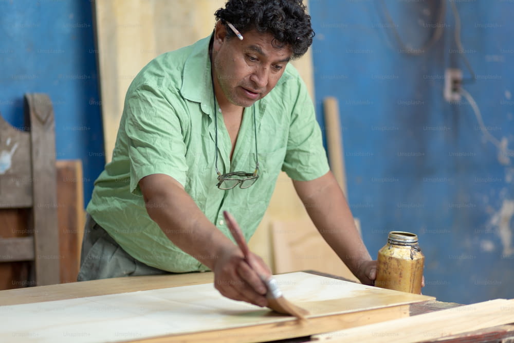 멕시코 목공예가, 그의 작업장에서 니스 칠��하는 목수