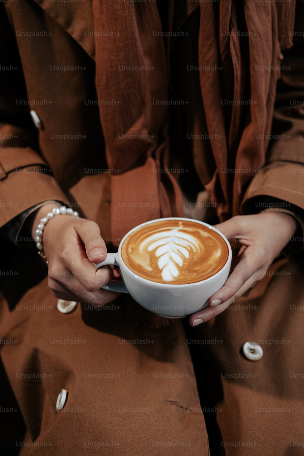 una persona sta tenendo in mano una tazza di caffè
