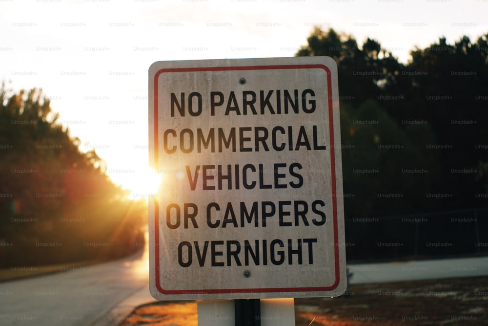 Un letrero de no estacionar vehículos comerciales o autocaravanas durante la noche
