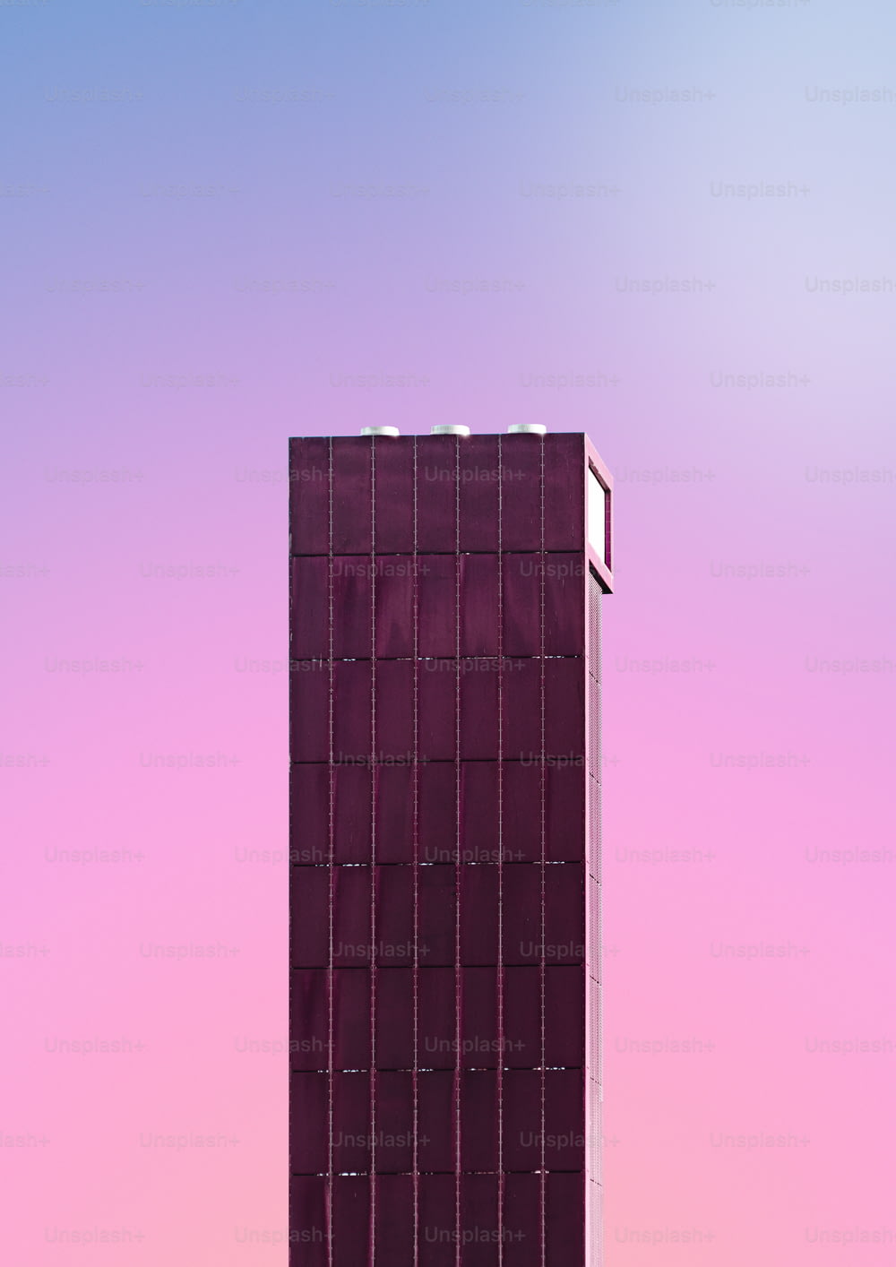 Ein hohes lila Gebäude mit einem Himmelshintergrund