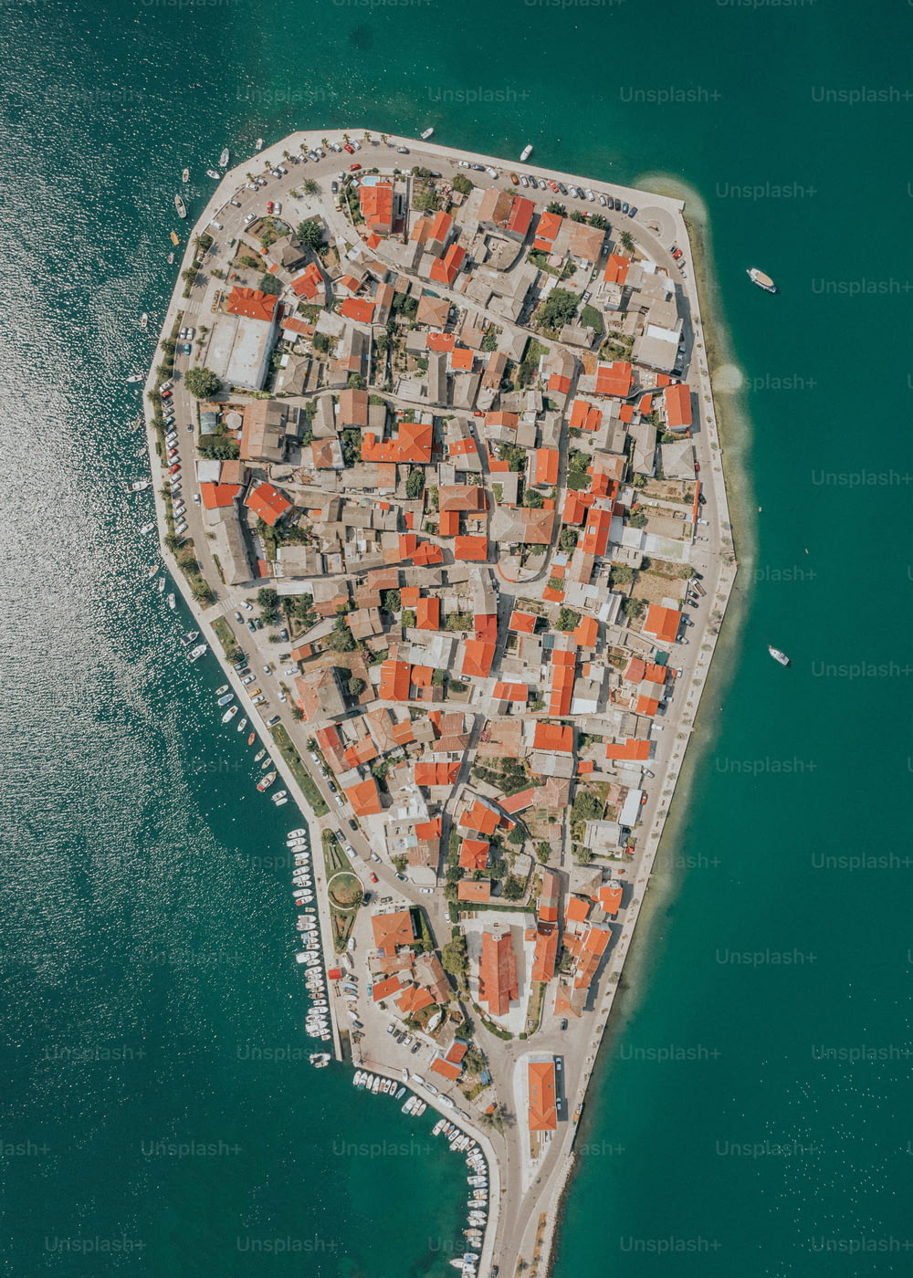 Una vista aerea di una piccola città sull'acqua