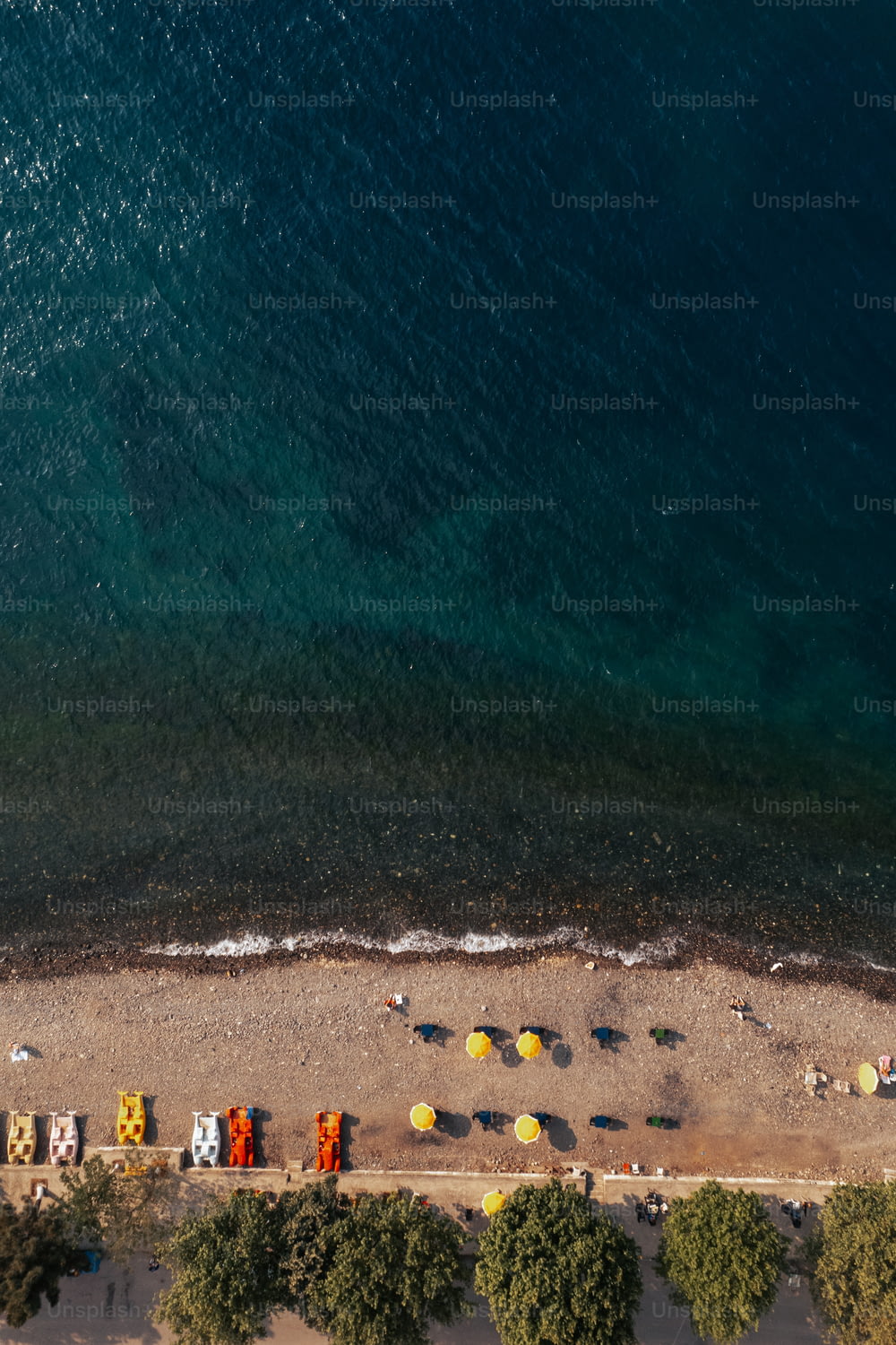 uma vista aérea de uma praia com carros estacionados nela