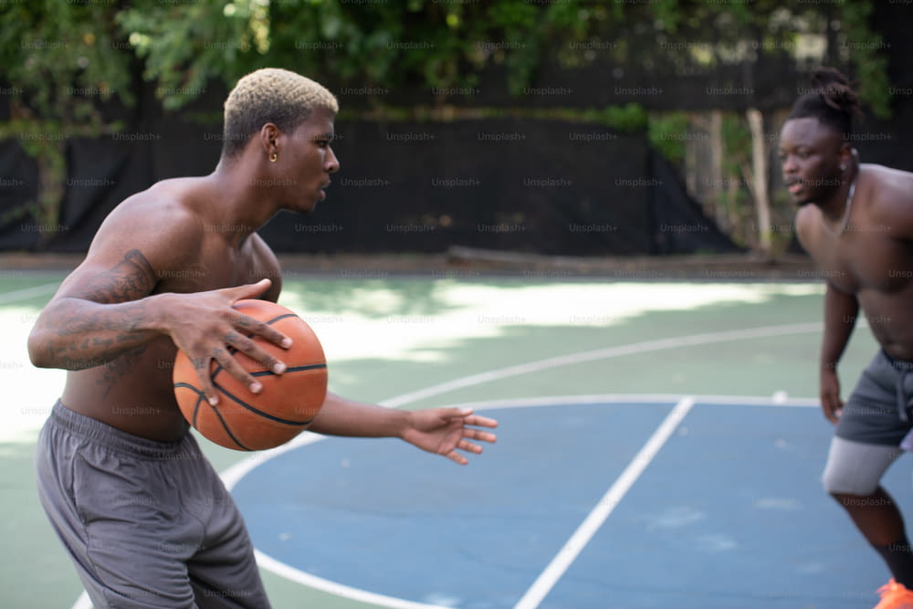 バスケットボールコートでバスケットボールを持つ男性