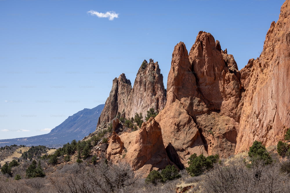 Un gruppo di grandi rocce nel mezzo di un deserto