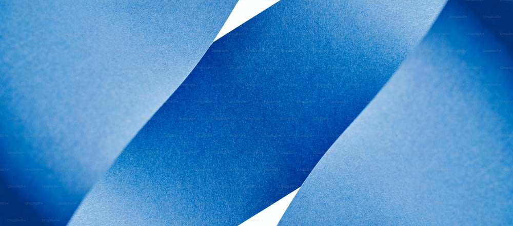 Un primo piano di carta blu con sfondo bianco
