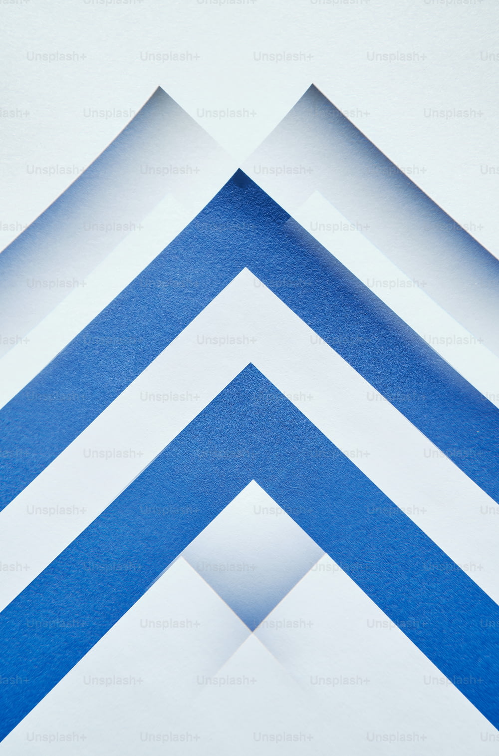 un groupe de lignes bleues et blanches sur une surface blanche