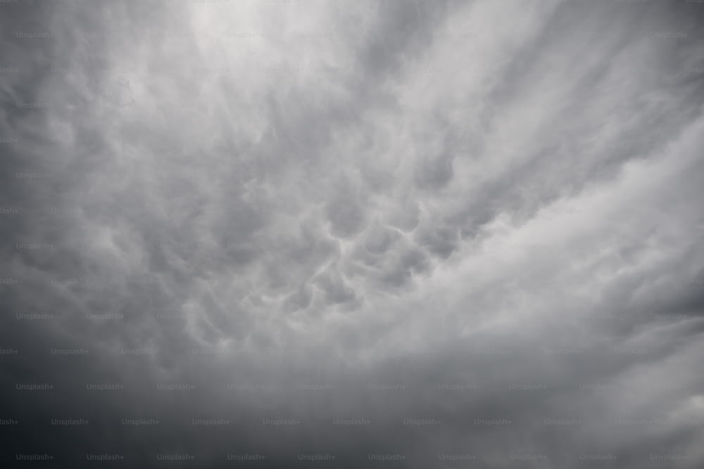 Une photo en noir et blanc d’un ciel nuageux