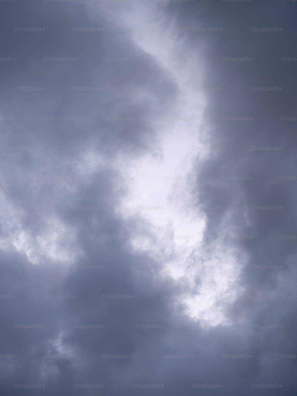 un avion volant dans un ciel nuageux par temps nuageux