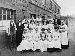 Por volta de 1925: Trabalhadores de lavanderia em Newtown, Honley, fornecem um serviço de vestir camisas e golas, bem como tingimento e limpeza a seco para West Riding e Yorkshire.  (Foto: Chaloner Woods/Getty Images)