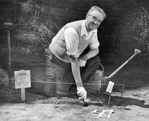 STATI UNITI - 1950 circa: Uomo maturo che lavora nell'orto.