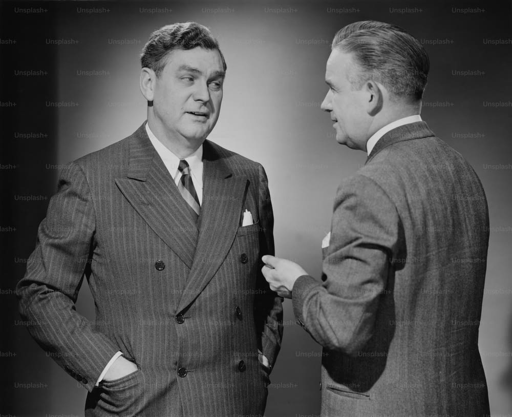 Dois homens de negócios em conversa, por volta de 1940.  (Foto: George Marks/Retrofile/Getty Images)
