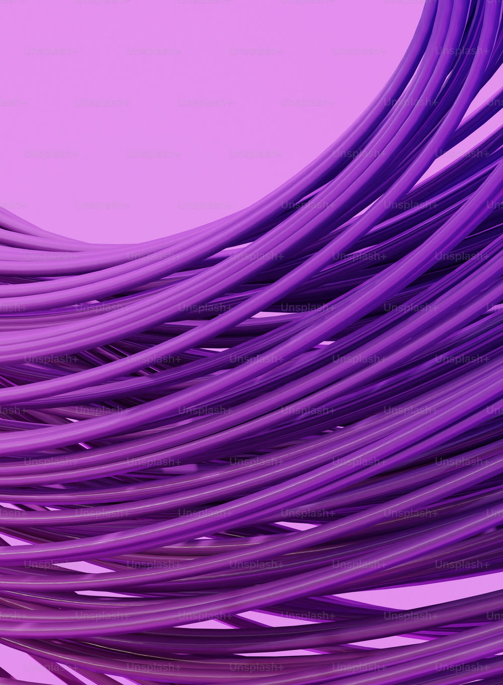 Un montón de cables púrpuras sobre un fondo púrpura