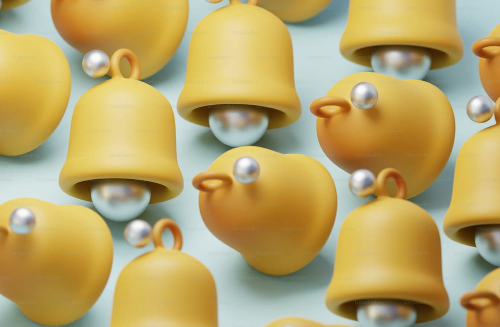 un grupo de campanillas amarillas con perlas
