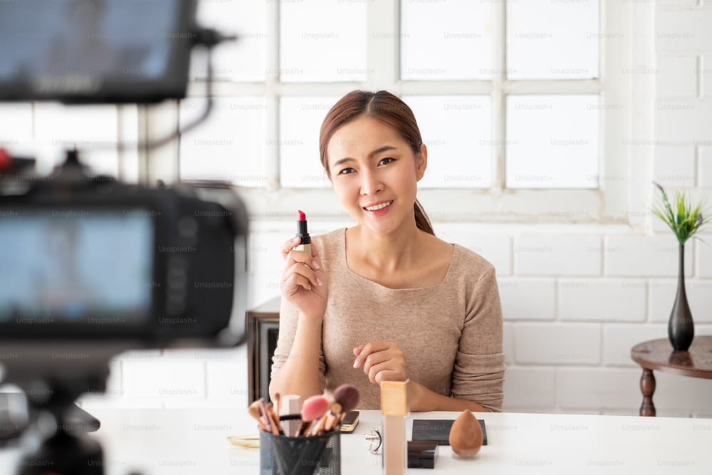 アジアの女性の美容ブロガー/vloggerの教育は、インターネットのオンライン放送ライブストリーミングを介して化粧品のチュートリアルをメイクアップします