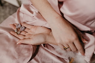 분홍색 드레스를 입고 두 개의 반지를 들고 있는 여자