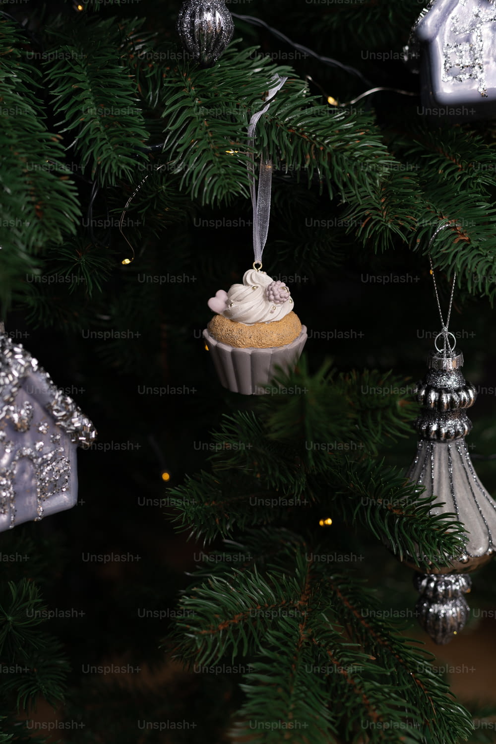 Um ornamento de cupcake pendurado em uma árvore de Natal