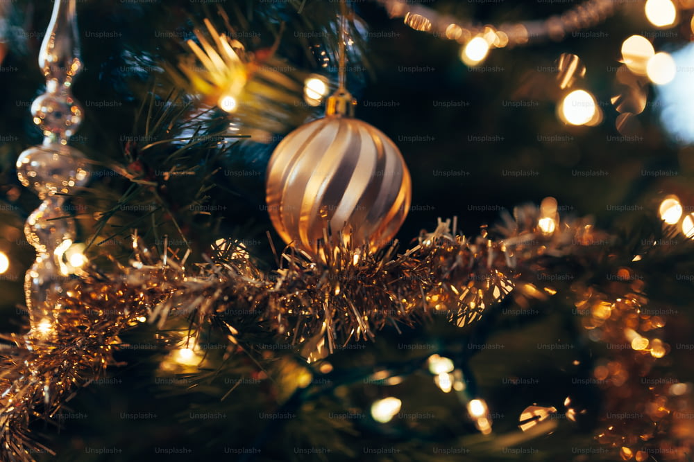Un primo piano di un ornamento natalizio su un albero
