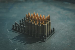 um monte de projéteis de bala sentados em cima de uma mesa