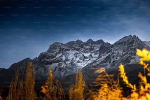 une vue sur une montagne enneigée la nuit