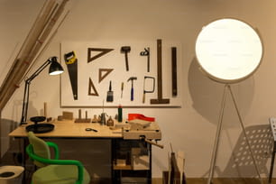 un banco da lavoro con strumenti e una lampada su un tavolo