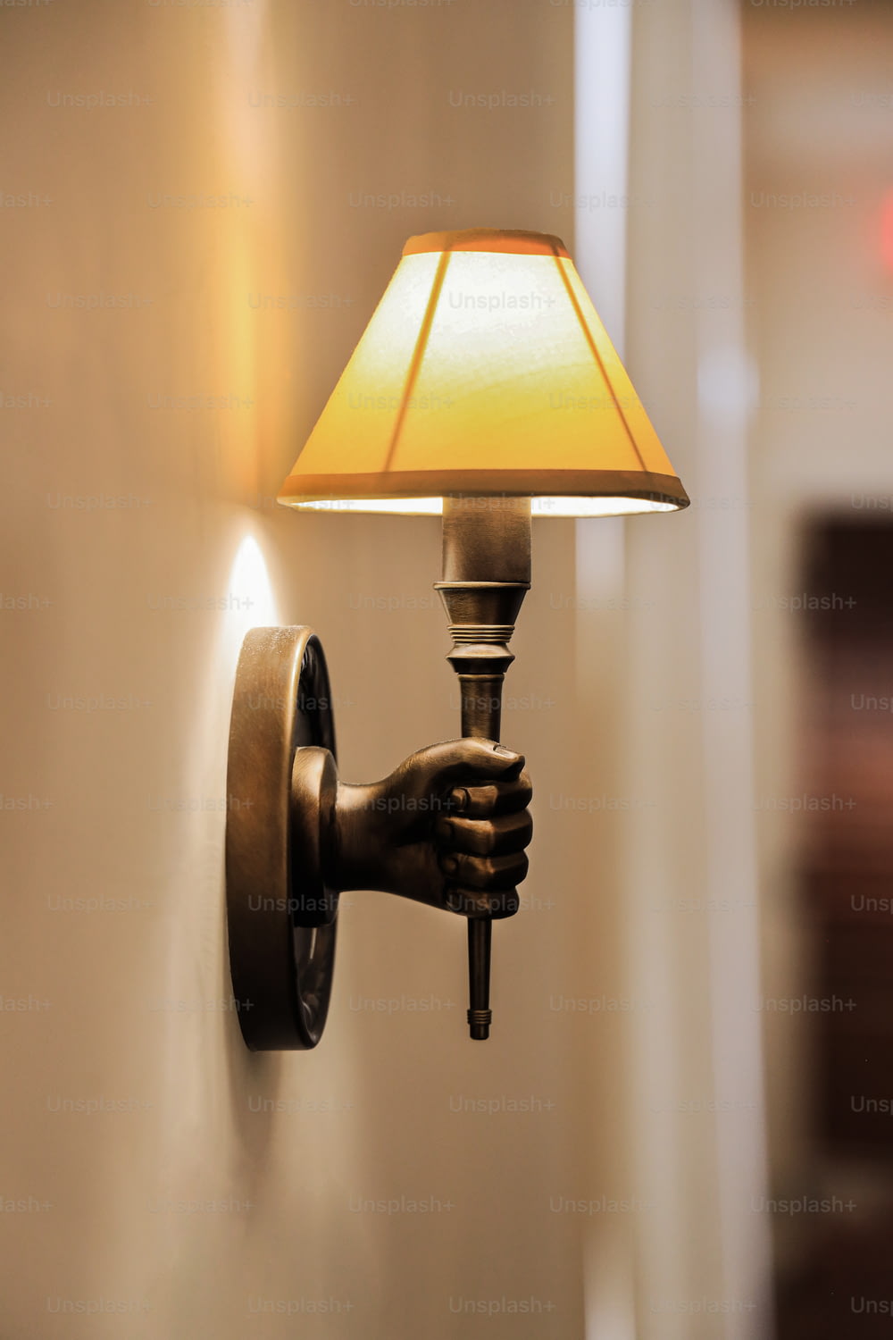 ランプの隣の壁にあるランプ