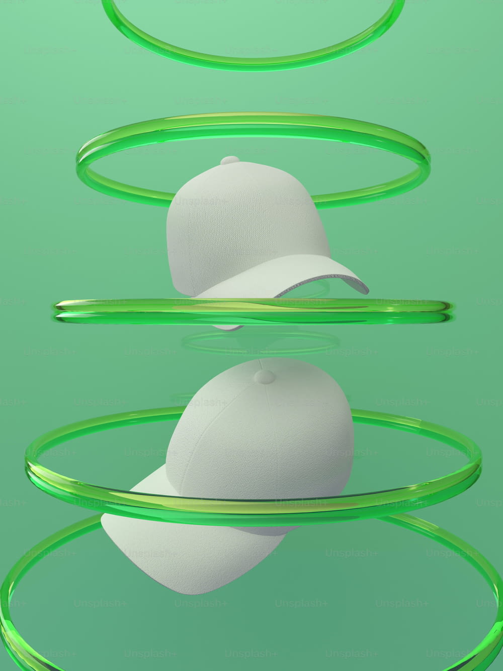 녹색 물체 위에 앉아 있는 흰색 야구 모자